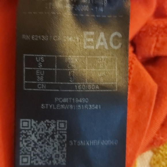 Red Guess t-shirt - Picture 9 of 10